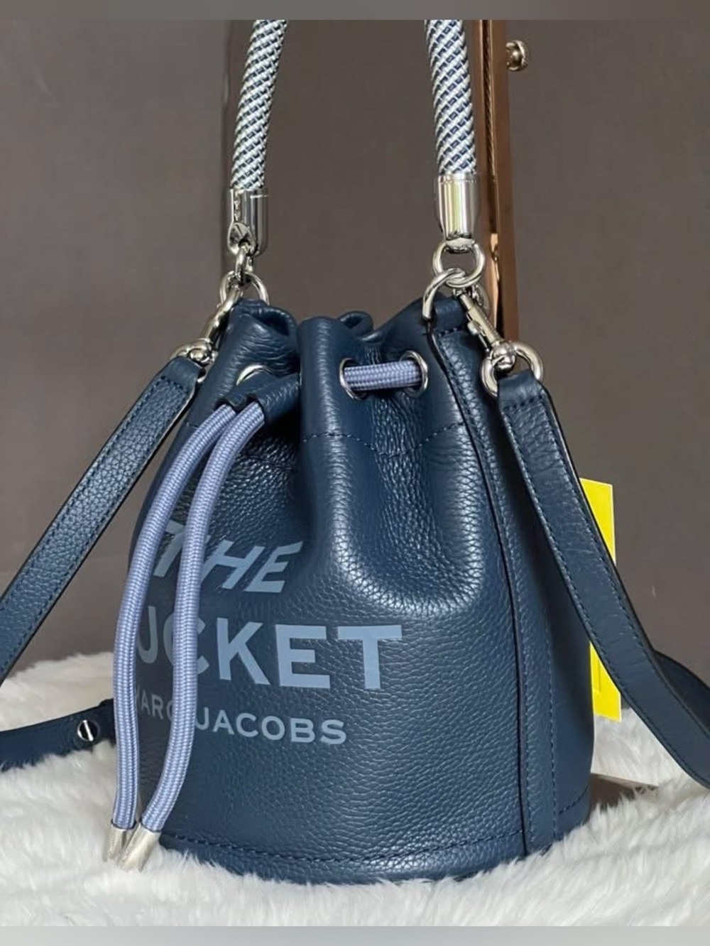 H652L01PF22 - Marc Jacobs The Leather Bucket Bag - Picture 3 of 16